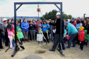 112 Familias y autoridades instalaron primera piedra del conjunto habitacional “Pioneros 1”