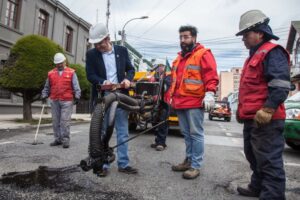 Alcalde Radonich respondió a las críticas y ayer parchó hoyos en pleno centro