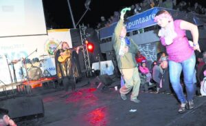 Punta Arenas le dio la bienvenida al 2017 con espectacular show de fuegos artificiales