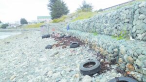 Neumáticos, tarros y basura contaminan céntrica playa