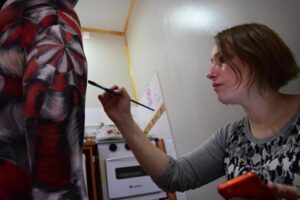 Santiaguinas realizan proyecto  de cuerpos pintados en Punta Arenas:  “Hain, interpretación de un rito”