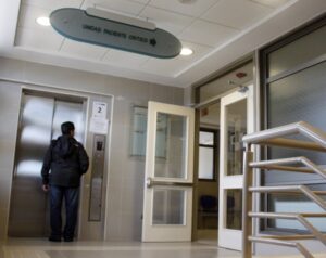 Mujer que sufrió quemaduras graves  está conectada a ventilación mecánica