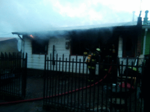 Cuatro personas resultaron damnificadas tras incendio de vivienda en la Población Ríos Patagonicos