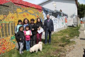 Niñas que construyeron mural de tapas en barrio Santos Mardones viajan a Brasil a compartir su experiencia