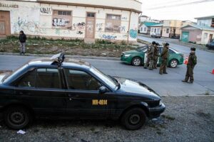 Cuatro menores detenidos por robar un auto e intentar quemarlo