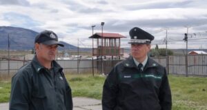 Director Regional de Gendarmería se trasladó hasta Puerto Natales para conocer unidad penal y dialogar con los funcionarios