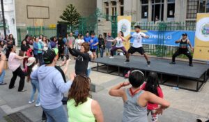 Puntarenenses  bailaron zumba al ritmo de “Potro” Cabrera