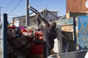 Vecinos de Población Fitz Roy felices con operativo de limpieza en el barrio