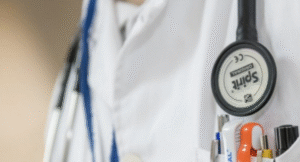 Médicos extranjeros que reprobaron Eunacom presentan recurso de protección