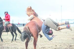 Internado de gravedad jinete que cayó  y recibió violenta patada de caballo