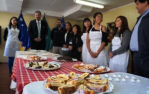 Internas de la cárcel aprenden repostería gracias al programa becas laborales de la CCHC Punta Arenas