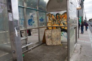 Refugios para peatones transformados en urinarios públicos por los antisociales