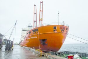 Con tripulación de 30 países, nave científica se prepara para recorrer toda la Antártica