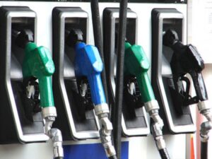 Bencinas bajarán sus precios en 5,5 pesos