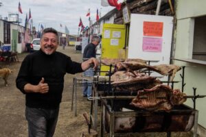 Asado de cordero “a la espada”,  dos tipos de chochoca y dos borgoñas