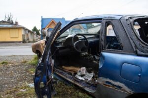 Automóviles abandonados y semiquemados son refugio de borrachos y drogadictos