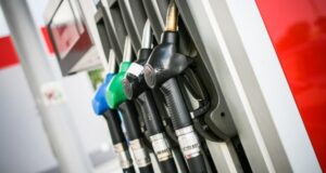 Bajan los  precios de los  combustibles