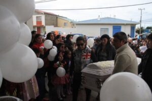 Exigiendo justicia fue despedido niño  de 6 años que falleció por presunta negligencia médica en el Hospital Clínico de Magallanes