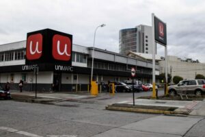 Dos supermercados cobrarán $ 25 por  minuto por concepto de estacionamientos