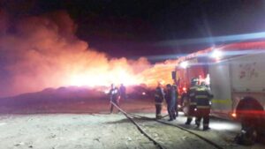 Sujetos incendiaron anoche vertedero municipal de Punta Arenas