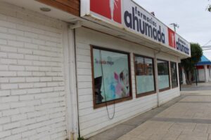 Seguidilla de robos: Carabineros tras solitario ladrón que ingresó a céntrica farmacia