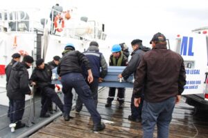 Mujer fue hallada sin vida flotando a orillas de la bahía