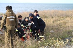 En la UCI permanece joven conductora que volcó ayer
