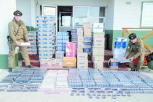 Carabineros desbarató millonario  contrabando de cigarrillos argentinos  y alcohol que vendían de manera clandestina