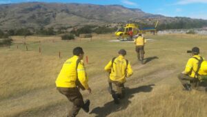 Helicóptero para incendios forestales  estará ocho días más en el Paine