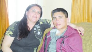 Madre espera ser compatible para donar su riñón y así salvar a su hijo de 21 años