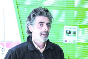 Aburridos por vandalismo, vecinos de Playa Norte  limpiaron paraderos de la locomoción colectiva