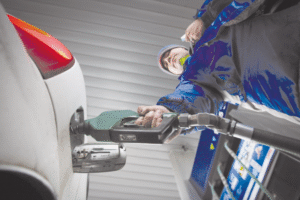 Econsult proyecta que precios de los combustibles bajarían el próximo jueves