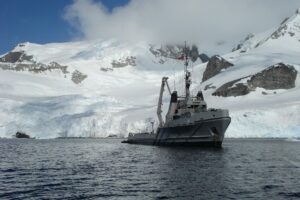 Armadas de Chile y Argentina patrullan  en conjunto las aguas antárticas