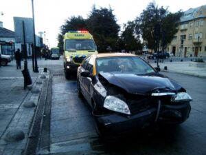 Dos lesionados dejó  colisión en pleno centro