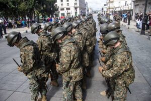Regimiento Logístico N° 5 Magallanes rindió honores a la bandera en la Plaza de Armas