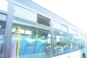 Una joven de 19 años y dos menores  detenidos por apedrear bus en recorrido