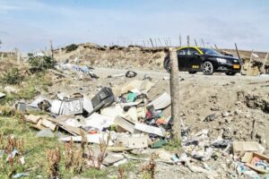Basura de todo tipo “invadió” calle vecinal del sector poniente