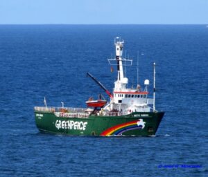 Buque de Greenpeace llega a Chile en defensa de mares australes