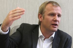 Felipe Kast propone desvincular a 15 mil operadores políticos que hoy trabajan para el Estado