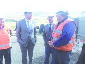Inspeccionan obras viales  en Cerro Castillo