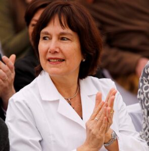 Ministra de Salud presenta nuevos médicos del hospital
