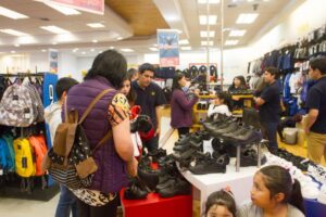 Locales extienden horario por últimas compras escolares