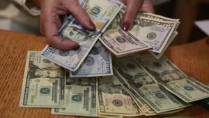 Dólar cierra la jornada con alza y se mantiene en  sus máximos valores desde mediados de enero