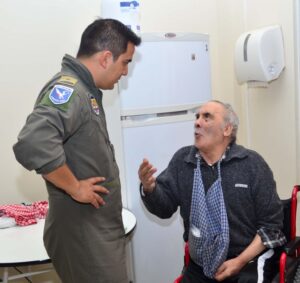 Personal de la IVª Brigada Aérea visitó  hogar de ancianos ELEAM de Punta Arenas