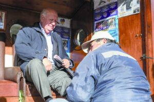 El candidato Lagos pasó a lustrar sus zapatos y se fotografió con el Indio Patagón