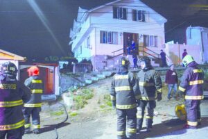 A Santiago trasladaron a joven mujer que sufrió graves quemaduras en incendio
