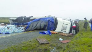 Camión cargado de agua mineral volcó en la ruta