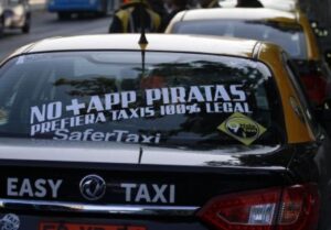Taxistas preparan millonaria demanda  y Tacopa reitera ilegalidad de Uber