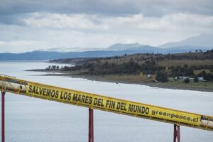 Greenpeace desplegó lienzos en Mina Invierno luego de invadir las instalaciones