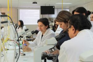 Docentes se capacitaron en uso de microscopios